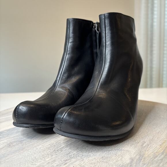 John Fluevog Elizabeth Black Leather Ankle Boots Sculpted Heel Women’s Size 7.5 - Picture 5 of 12